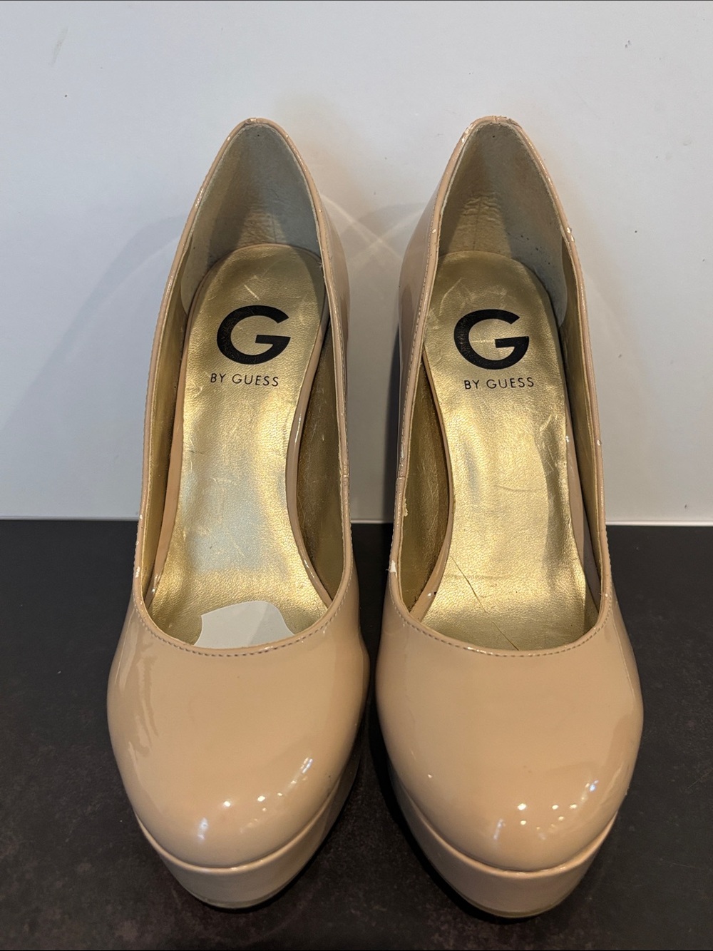 G by Guess Beige Patent Platform Pumps sz 6